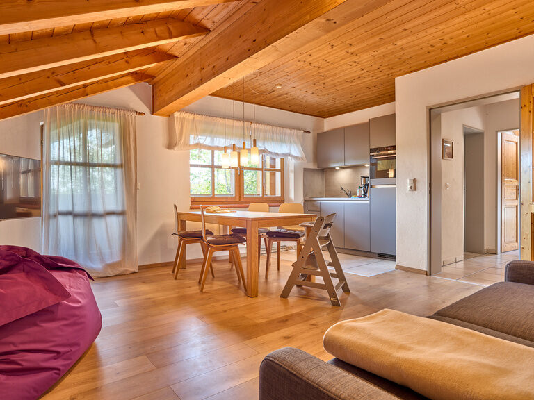 Die moderne, in Holz gehaltene Einrichtung eines Ferienhauses von Landhaus Lerchenweg