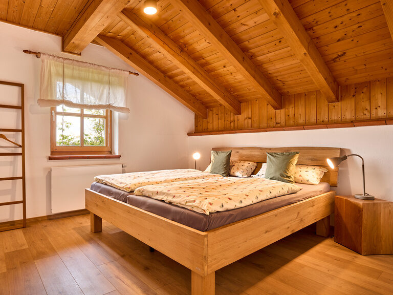 Modernes Schlafzimmer in Holz gehalten im Landhaus Lerchenweg im Bayerischen Wald